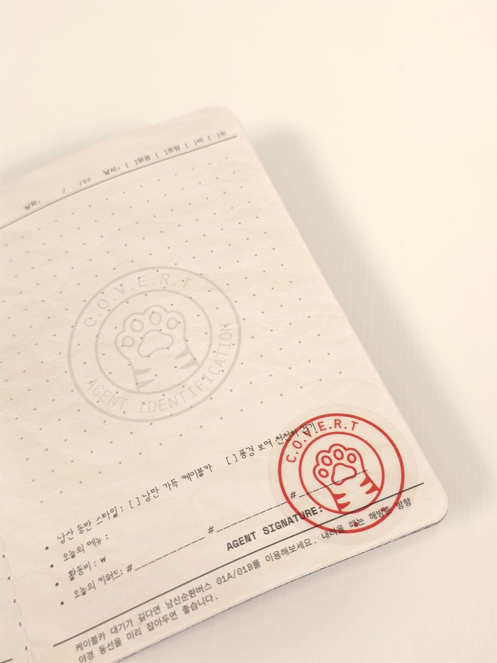 点のグリッドの上の空の円と、その下の署名欄に貼った透明の印章シール